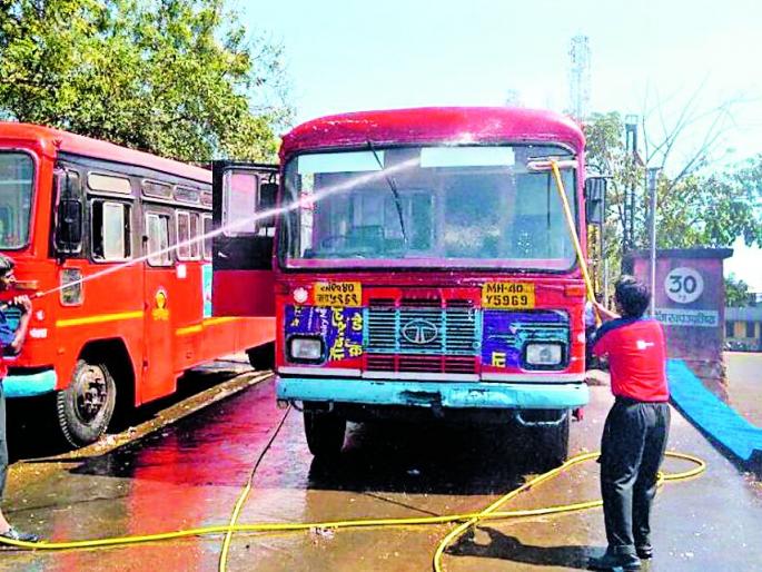 Regular cleanliness of dirt-laden ST buses | घाणीने माखलेल्या एसटी बसगाड्यांची आता नियमित स्वच्छता Regular cleanliness of dirt-laden ST buses | घाणीने माखलेल्या एसटी बसगाड्यांची आता नियमित स्वच्छता