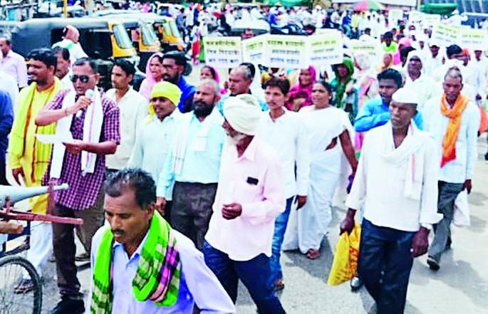 Forced people's front | जबरानजोतधारकांचा धडक मोर्चा Forced people's front | जबरानजोतधारकांचा धडक मोर्चा