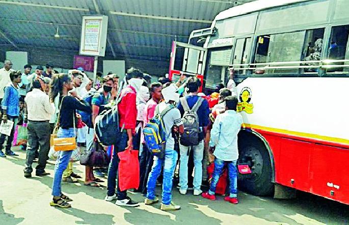 ST be careful while private buses wind | एसटीत खबरदारी तर खासगी बसेस वाऱ्यावर