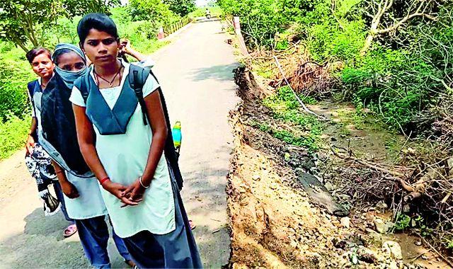 Savitri's journey for education | शिक्षणासाठी सावित्रीच्या लेकींचा पायी प्रवास Savitri's journey for education | शिक्षणासाठी सावित्रीच्या लेकींचा पायी प्रवास