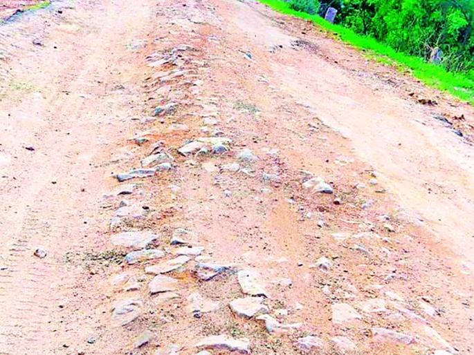 Due to sand transport, the road is three-tha | रेती वाहतुकीमुळे रस्त्याचे वाजले तीन-तेरा