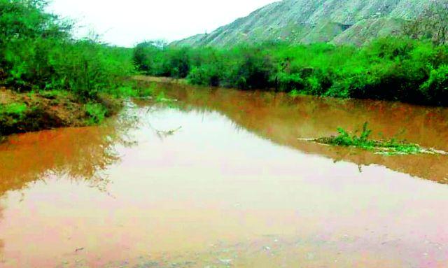 Rainy face; Overburden standing | पावसाळा तोंडावर; ओव्हरबर्डन उभेच Rainy face; Overburden standing | पावसाळा तोंडावर; ओव्हरबर्डन उभेच