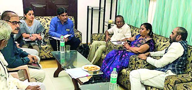 Take the 'Contract' on the black list and take action on the contractor | ‘त्या’ कंत्राटदारावर कारवाई करून काळ्या यादीत टाका Take the 'Contract' on the black list and take action on the contractor | ‘त्या’ कंत्राटदारावर कारवाई करून काळ्या यादीत टाका