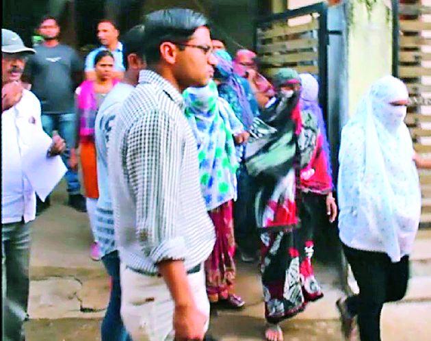 LCB forage in Chandrapur | चंद्रपुरातील कुंटणखान्यावर एलसीबीची धाड LCB forage in Chandrapur | चंद्रपुरातील कुंटणखान्यावर एलसीबीची धाड