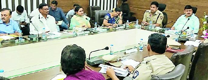 Critical issues with mock animals on the roads | रस्त्यांवरील मोकाट जनावरे गंभीर समस्या Critical issues with mock animals on the roads | रस्त्यांवरील मोकाट जनावरे गंभीर समस्या