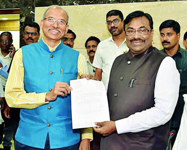 25 lakhs for the library development committee | जनजाती विकास समिती वाचनालयासाठी २५ लाख 25 lakhs for the library development committee | जनजाती विकास समिती वाचनालयासाठी २५ लाख