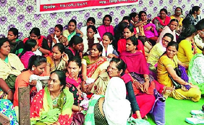 Movement of health workers in front of Zilla Parishad | आरोग्य कर्मचाऱ्यांचे जिल्हा परिषदसमोर ठिय्या आंदोलन Movement of health workers in front of Zilla Parishad | आरोग्य कर्मचाऱ्यांचे जिल्हा परिषदसमोर ठिय्या आंदोलन