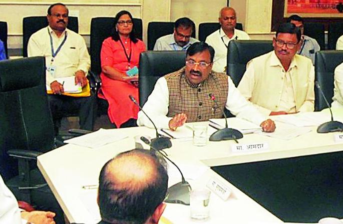 There is no stopping the development work in the district | जिल्ह्यातील विकास कामांना स्थगिती नाही There is no stopping the development work in the district | जिल्ह्यातील विकास कामांना स्थगिती नाही