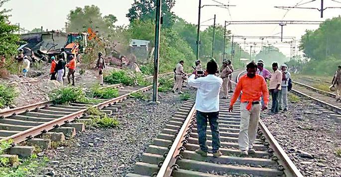 Railway bulldozers raid 16 houses | नागरिकांच्या आक्रोशात 16 घरांवर रेल्वेचा बुलडोझर