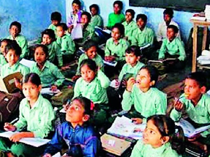 Guruji went to Gokkhed to save his job | नोकरी टिकविण्यासाठी गुरूजी निघाले गावखेड्यातील विद्यार्थ्यांच्या शोधात Guruji went to Gokkhed to save his job | नोकरी टिकविण्यासाठी गुरूजी निघाले गावखेड्यातील विद्यार्थ्यांच्या शोधात