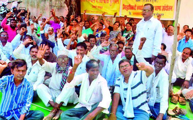 Lack of kerosene licensees | केरोसीन परवानाधारकांचे धरणे Lack of kerosene licensees | केरोसीन परवानाधारकांचे धरणे