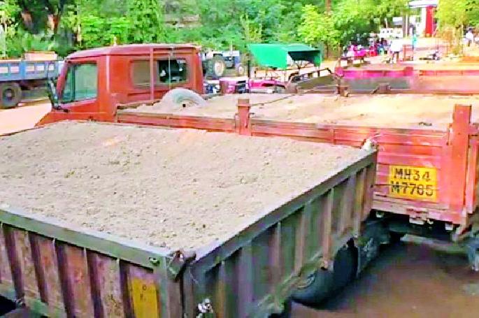Six tractors seized in the sand excavation case | रेती उत्खनन प्रकरणी दोन हॉयवासह सहा ट्रॅक्टर जप्त Six tractors seized in the sand excavation case | रेती उत्खनन प्रकरणी दोन हॉयवासह सहा ट्रॅक्टर जप्त