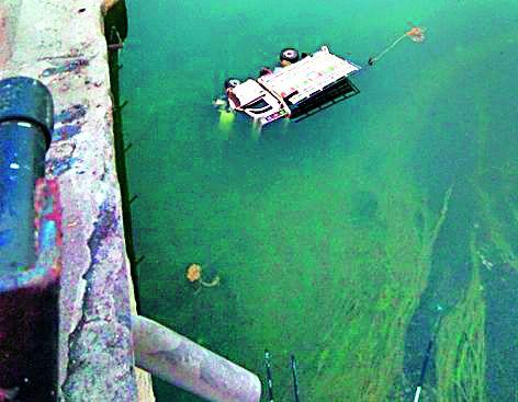A pick-up and two-wheeler collapsed in the river | पिकअप व दुचाकी वाहन नदीत कोसळले A pick-up and two-wheeler collapsed in the river | पिकअप व दुचाकी वाहन नदीत कोसळले