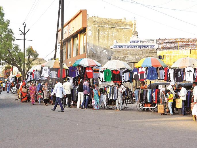 Municipal corporation take action against encrochar | रस्त्यालगत दुकाने; मनपाने उपसले कारवाईचे हत्यार!