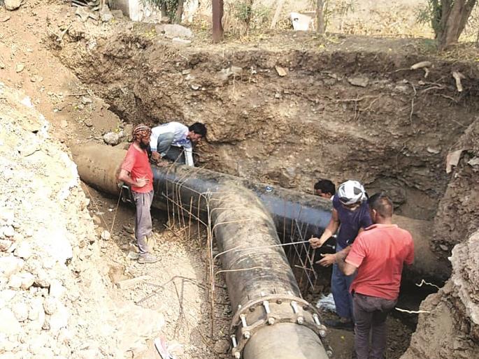 water stolen municipal corporation; Complete the work of a new pipeline | पाण्याच्या चोरीला महापालिकेचा लगाम; नवीन जलवाहिनीचे काम पूर्ण water stolen municipal corporation; Complete the work of a new pipeline | पाण्याच्या चोरीला महापालिकेचा लगाम; नवीन जलवाहिनीचे काम पूर्ण