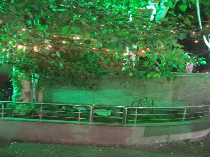 Jalgaon Chowk beautification by cutting the cost | खर्चात कपात करीत जळगावात चौक सुशोभिकरण Jalgaon Chowk beautification by cutting the cost | खर्चात कपात करीत जळगावात चौक सुशोभिकरण