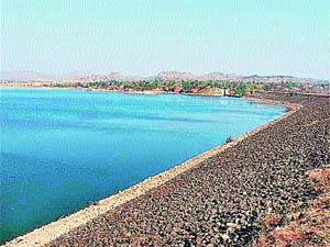 Water to prevent plumbing installation | बंधाºयांना फळ्या बसवून अडवणार पाणी Water to prevent plumbing installation | बंधाºयांना फळ्या बसवून अडवणार पाणी