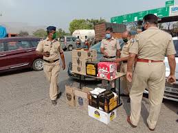 Smuggling of liquor in Nandgaon | नांदगावी दारूची चोरटी वाहतूक Smuggling of liquor in Nandgaon | नांदगावी दारूची चोरटी वाहतूक