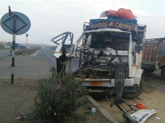 Filled on the truck's pole, two wounded | भरधाव ट्रकची खांबाला धडक, दोन जखमी