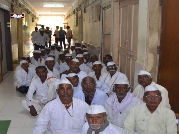 Dhule district to get honorarium for artwana Stretch to the front of the CEO | कलावंताना मानधन मिळावे यासाठी धुळे जि.प. सीईओंच्या दालनासमोर ठिय्या