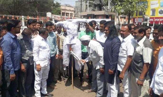 The burning of the statue of MLA Anil Gote | आमदार अनिल गोटे यांच्या पुतळ्याचे दहन