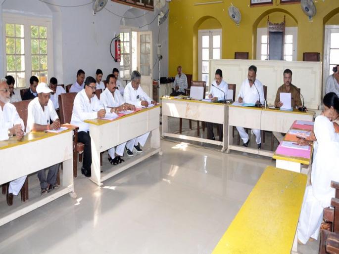 Dhule municipality's permanent meeting approves four crore works in three minutes! | धुळे महापालिकेच्या स्थायीच्या  सभेत तीन मिनिटांत चार कोटींच्या कामांना मंजूरी!