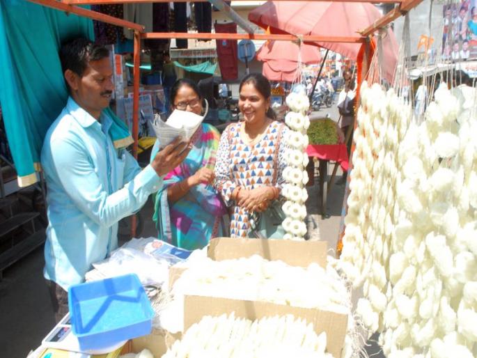 'Chaitanya' in the market on the eve of Gudi Padva | धुळयात गुढीपाडव्याच्या पूर्वसंध्येला बाजारपेठेत ‘चैतन्य’ 'Chaitanya' in the market on the eve of Gudi Padva | धुळयात गुढीपाडव्याच्या पूर्वसंध्येला बाजारपेठेत ‘चैतन्य’