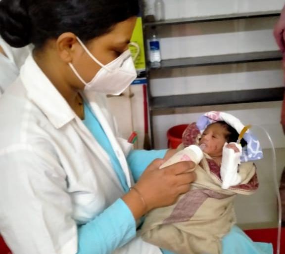 In the temple, one avoided, the other saved! | देवळ्यात एकीने टाळले, दुसरीने तारले ! In the temple, one avoided, the other saved! | देवळ्यात एकीने टाळले, दुसरीने तारले !