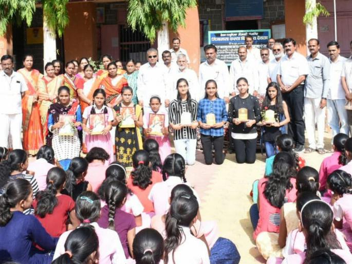 Distribution of free textbooks in the country | देवळ्यात मोफत पाठयपुस्तकांचे वाटप