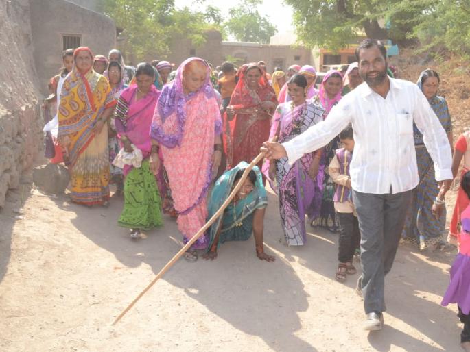 Deshmanat Darwari practice; Prostrate before marriage | देशमानेत न्यारी प्रथा ; लग्नाअगोदर दंडवत Deshmanat Darwari practice; Prostrate before marriage | देशमानेत न्यारी प्रथा ; लग्नाअगोदर दंडवत