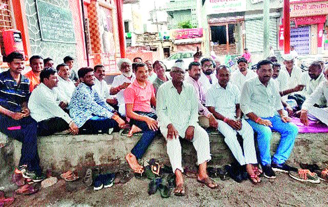 Chunky fasting for drinking water in Saundite | सौंदाणेत पिण्याच्या पाण्यासाठी साखळी उपोषण  Chunky fasting for drinking water in Saundite | सौंदाणेत पिण्याच्या पाण्यासाठी साखळी उपोषण