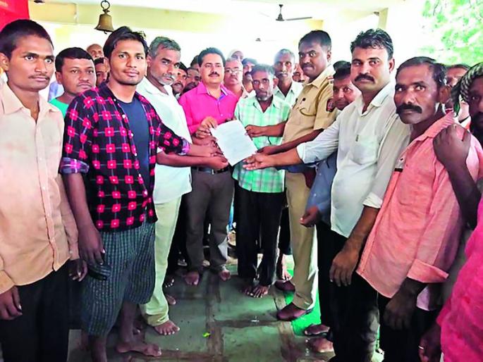 Road blockade agitation in Dolarkheda due to the common drinking water supply scheme | पाणी पुरवठा योजनेचे काम रखडल्याने डोलारखेडा येथे रस्ता रोको आंदोलन Road blockade agitation in Dolarkheda due to the common drinking water supply scheme | पाणी पुरवठा योजनेचे काम रखडल्याने डोलारखेडा येथे रस्ता रोको आंदोलन