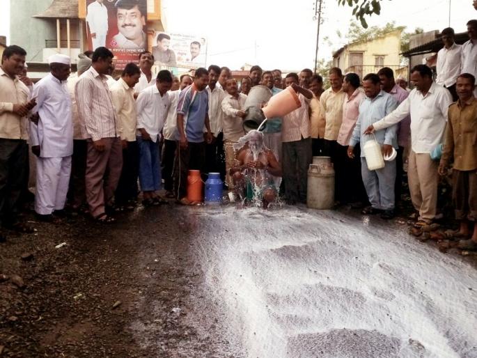 The continuity of the Milk Supply movement continues on Tuesday, the farmers are given anointment of Milk and Adalhan | Milk Supply आंदोलनाची धार मंगळवारी दुसऱ्या दिवशीही कायम, शेतकर्‍यांला दुधाचा अभिषेक घालुन आदोंलन
