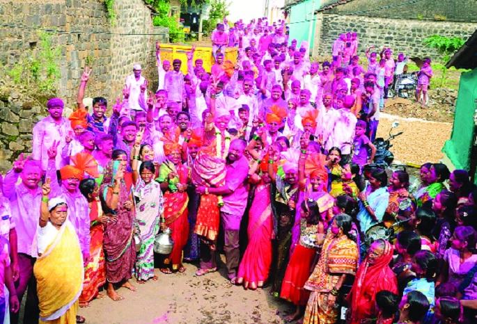 In the Kagal taluka, the Shirishmash of the Mushrif-Mandalik Group | कागल तालुक्यात मुश्रीफ-मंडलिक गटाचा वरचष्मा In the Kagal taluka, the Shirishmash of the Mushrif-Mandalik Group | कागल तालुक्यात मुश्रीफ-मंडलिक गटाचा वरचष्मा