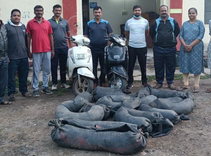 As soon as the team of the State Excise Department was seen, both of them ran away leaving behind the cars and goods | राज्य उत्पादन शुल्क विभागाची टीम दिसताच गाड्या, मुद्देमाल सोडून दोघांनी काढला पळ 