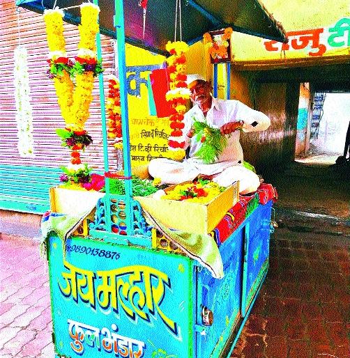 Flower sales to Nandgaon declined; Producers worried | नांदगावला फुलांची विक्र ी घटली; उत्पादक चिंतेत Flower sales to Nandgaon declined; Producers worried | नांदगावला फुलांची विक्र ी घटली; उत्पादक चिंतेत