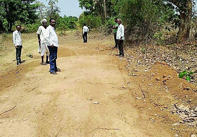 New road by showing the mooroom on the old road | जुन्या रस्त्यावर मुरूम टाकून दाखविला नवीन रस्ता New road by showing the mooroom on the old road | जुन्या रस्त्यावर मुरूम टाकून दाखविला नवीन रस्ता