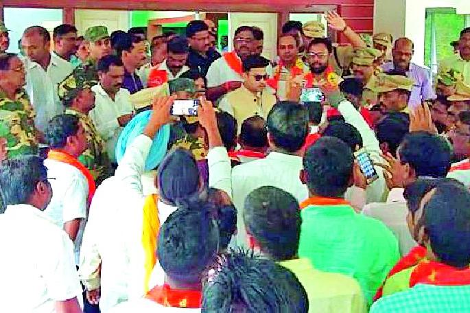 Guardian Minister on debt waiver and OBC reservation issue | कर्जमाफी व ओबीसी आरक्षणाच्या मुद्यावर पालकमंत्र्यांना घेराव Guardian Minister on debt waiver and OBC reservation issue | कर्जमाफी व ओबीसी आरक्षणाच्या मुद्यावर पालकमंत्र्यांना घेराव