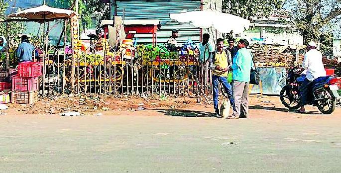 Breathing with the roads in Ashtani | आष्टीतील रस्त्यांनी घेतला मोकळा श्वास