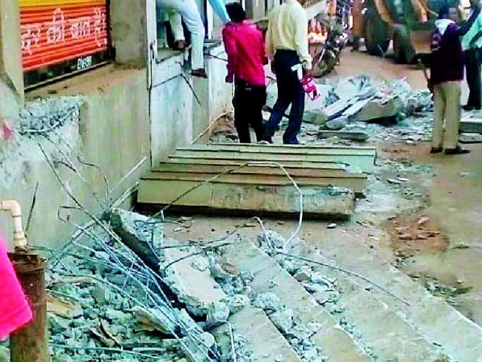 Market encroach deleted | बाजारपेठेतील अतिक्रमण हटविले