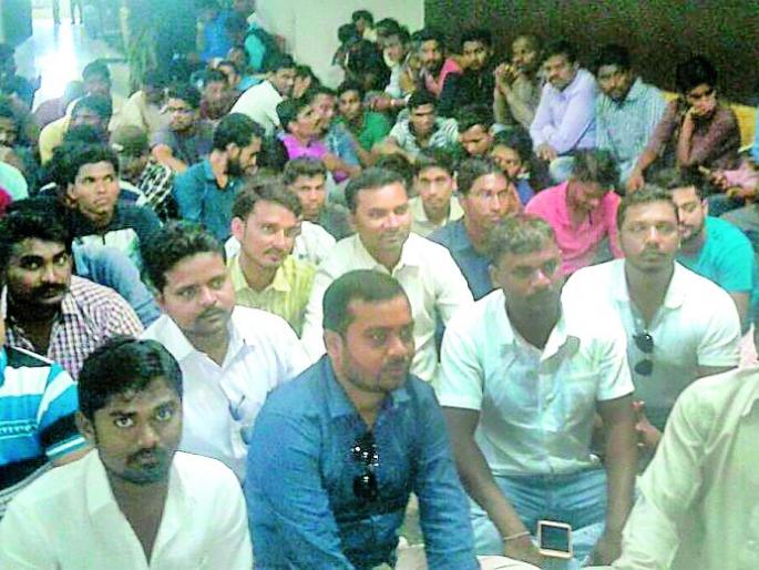 Unemployed people fall victim to district work | बेरोजगारांची जिल्हा कचेरीवर धडक Unemployed people fall victim to district work | बेरोजगारांची जिल्हा कचेरीवर धडक