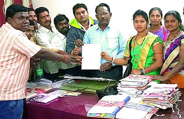 Increase the honor of Sarpanch | सरपंचांच्या मानधनात वाढ करा Increase the honor of Sarpanch | सरपंचांच्या मानधनात वाढ करा