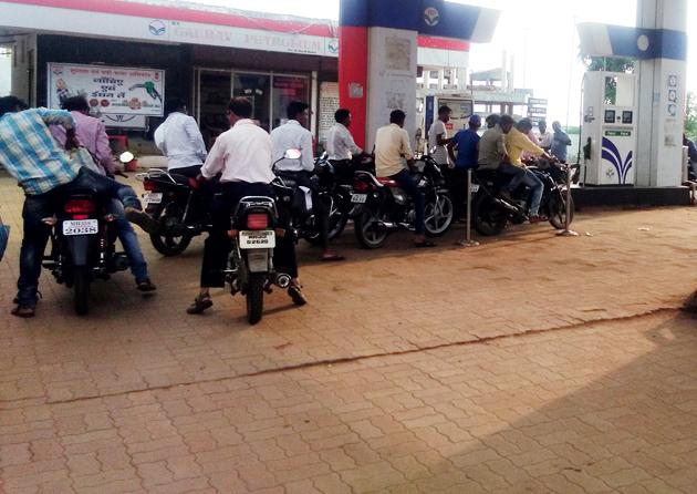 Due to the increase in petrol, the number of vehicles is huge | पेट्रोलच्या दरवाढीने वाहनधारक प्रचंड हैराण Due to the increase in petrol, the number of vehicles is huge | पेट्रोलच्या दरवाढीने वाहनधारक प्रचंड हैराण