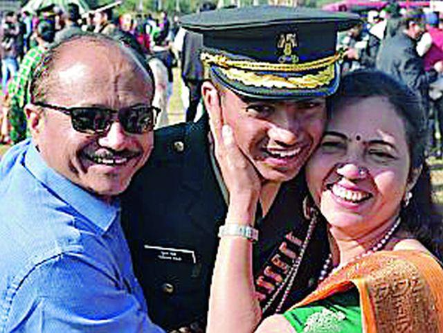 The officer of the Tushar army officer in Gadchiroli district of backward | मागास गडचिरोली जिल्ह्यातील तुषार झाला सैन्यदलात अधिकारी The officer of the Tushar army officer in Gadchiroli district of backward | मागास गडचिरोली जिल्ह्यातील तुषार झाला सैन्यदलात अधिकारी