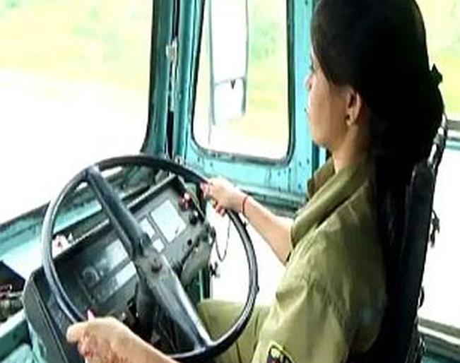 Women ST drivers in the state are in a hung state | राज्यातील एसटीच्या महिला ‘चालक कम वाहक’ त्रिशंकू अवस्थेत Women ST drivers in the state are in a hung state | राज्यातील एसटीच्या महिला ‘चालक कम वाहक’ त्रिशंकू अवस्थेत