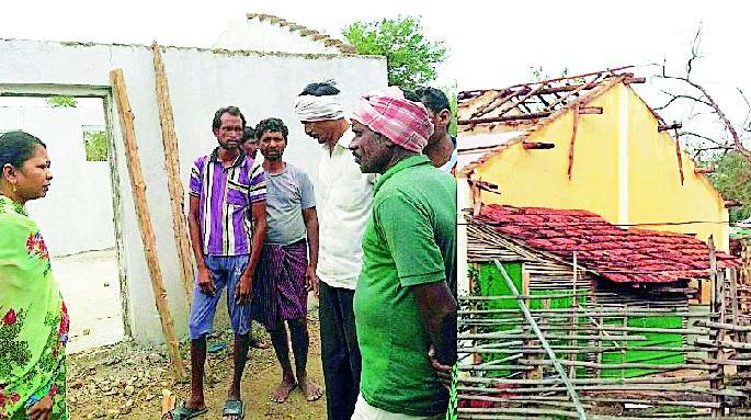 Damage to hundreds of homes in Aheri taluka | वादळाने अहेरी तालुक्यातील शेकडो घरांचे नुकसान Damage to hundreds of homes in Aheri taluka | वादळाने अहेरी तालुक्यातील शेकडो घरांचे नुकसान