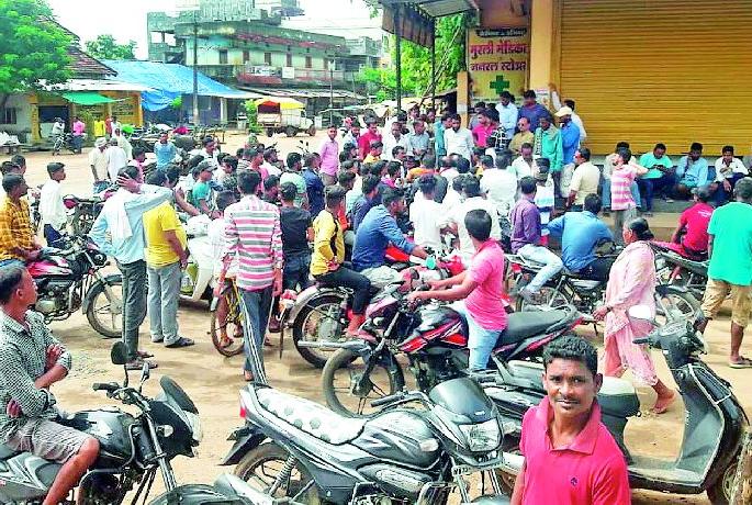 Citadel closed tight at Etapalli the next day | दुसऱ्याही दिवशी एटापल्लीत नागरिकांचा कडकडीत बंद Citadel closed tight at Etapalli the next day | दुसऱ्याही दिवशी एटापल्लीत नागरिकांचा कडकडीत बंद