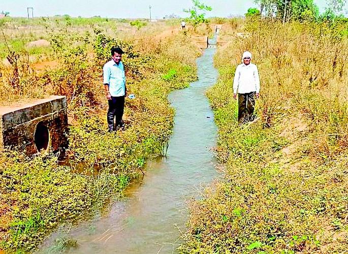 Finally, the water of Etiadah Dam was seen in the field | अखेर इटियाडाेह धरणाचे पाणी शेतात पाेहाेचले Finally, the water of Etiadah Dam was seen in the field | अखेर इटियाडाेह धरणाचे पाणी शेतात पाेहाेचले