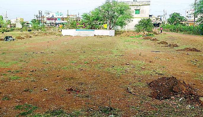 Growth and inferiority of childhood | वृद्घ व बालकांची होतेय कुचंबणा Growth and inferiority of childhood | वृद्घ व बालकांची होतेय कुचंबणा