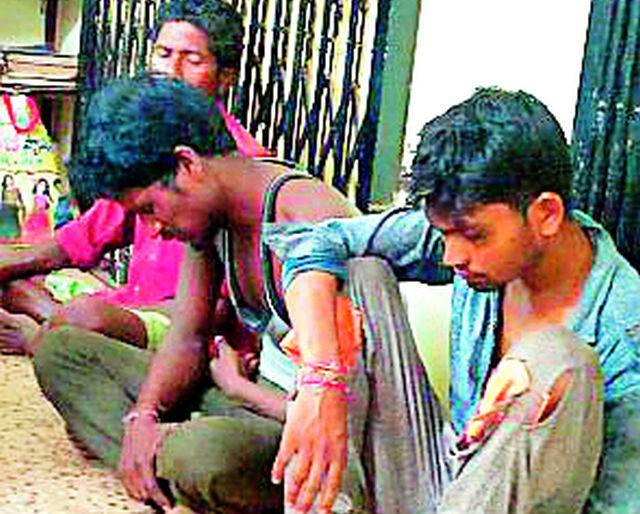 The shepherds of Karpada gave a tip to the thief | बोकड चोरून नेणाऱ्यांना करपडा येथील गावकºयांनी दिला चोप The shepherds of Karpada gave a tip to the thief | बोकड चोरून नेणाऱ्यांना करपडा येथील गावकºयांनी दिला चोप